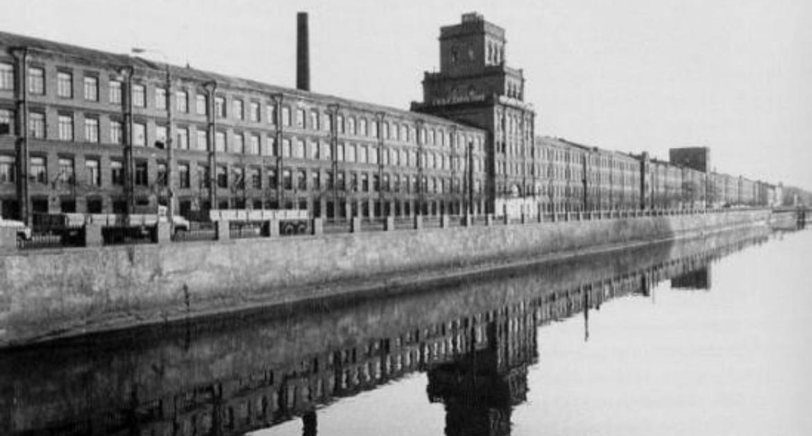 В этот день 6 ноября 1833 года для судоходства был открыт Обводный канал Обводный канал самый крупный канал в Санкт Петербурге Берет начало от реки Невы в районе Александро Невской лавры и доходит до реки Екатерингофки Первоначально канал был прорыт как оборонительный объект в 1769 1780 по проекту инженера Л Л Карбонье между рекой Екатерингофкой и Лиговским каналом Со стороны города был укреплен валом В 1805 инженером И К Герардом начата прокладка восточного участка Обводного канала а также углублено и расширено существующее русло Подписаться на Историю Петербурга