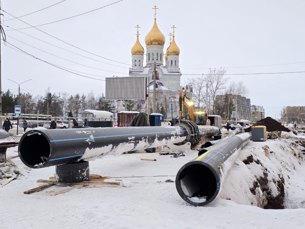 РВК приступил к завершающему этапу работ на площади Профсоюзов  РВК-Архангельск начал прокладку нового участка водопроводной трубы диаметром 400 мм под площадью Профсоюзов. Специалистам предстоит протянуть 250 метров трубопровода от улицы Розы Люксембург до камеры на улице Выучейского. Там новый водовод будет соединен с предыдущим 200-метровым участком, который проложен от улицы Иоанна Кронштадского.  Площадь Профсоюзов – территория с интенсивным движением автотранспорта и высокой нагрузкой на грунт. Поэтому трубу уложат в защитную гильзу, диаметр которой 710 мм.    Защитная гильза - это как «броня» для водопроводной трубы под дорогой. Она делает водопровод более надежным, долговечным и позволяет быстро и дешево ремонтировать трубы, не создавая больших проблем для движения по дороге, - рассказал директор по капитальному строительству РВК-Архангельск Александр Бараев.   Планируемый срок окончания работ – вторая половина марта.