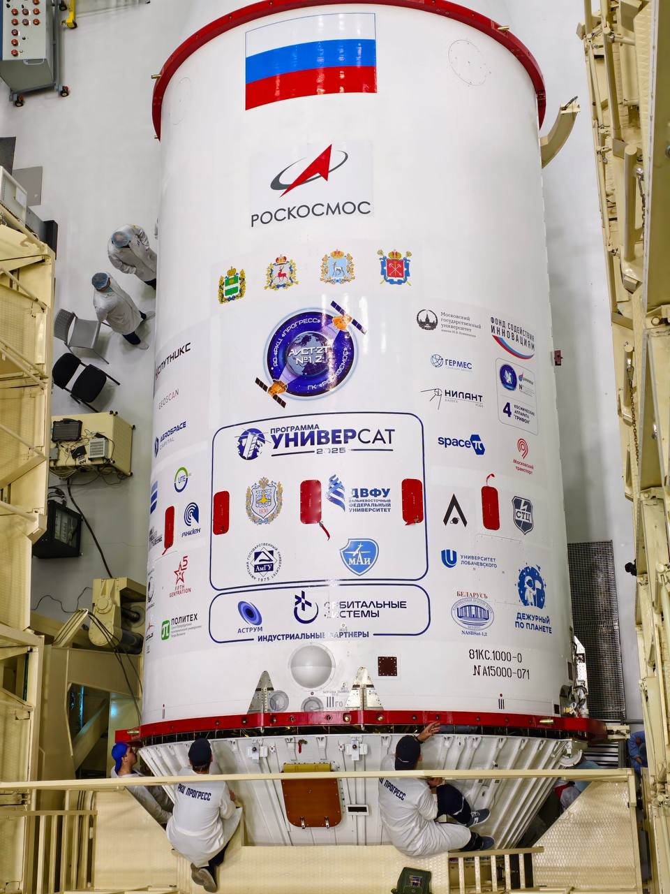 УниверСат запуск с космодрома Восточный Вместе с аппаратами Аист 2Т на орбиту отправятся малые спутники формата CubеSat по программе УниверСат Студенческие спутники будут наблюдать за изменениями климата и проводить мониторинг космической погоды на низких околоземных орбитах в интересах Росгидромета Хорс 5 МГТУ имени Баумана Владивосток 2 ДВФУ МорСат 1 АмГУ и МАИ Что такое космическая погода Дополнительная полезная нагрузка инновационные приборы разработки вузов перспективные двигательные установки приёмники автоматической идентификации судов АИС и трекинга воздушных судов АЗН В приёмо передающая аппаратура Запуск УниверСат 2025 станет пятым в истории программы стартовавшей в 2019 году Сейчас запущено 22 малых спутника предоставляющих данные в интересах Роскосмоса