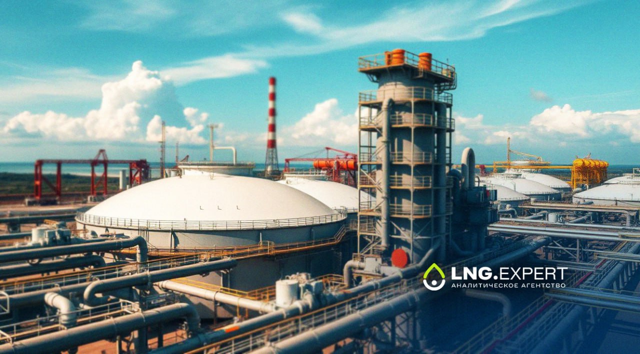 Вслед за TotalEnergies ExxonMobil отменила форс мажор по СПГ проекту в Мозамбике Американская корпорация ExxonMobil объявила об отмене режима форс мажора по проекту строительства завода по сжижению природного газа Rovuma LNG в Мозамбике Это решение последовало за аналогичным шагом французской компании TotalEnergies сообщает Oilcapital ru В 2021 году работы по проекту были заморожены из за активизации исламистских группировок в регионе ExxonMobil и TotalEnergies владеют общими объектами Как сообщил представитель ExxonMobil компания ведет совместную работу с партнерами и правительством Мозамбика по обеспечению безопасности сотрудников и объектов Окончательное инвестиционное решение по проекту планируется принять в 2026 году а выпуск первой партии сжиженного природного газа СПГ намечен на 2030 год При этом TotalEnergies намерена запустить свой завод на год раньше Проект Rovuma LNG мощность которого составит 18 млн тонн СПГ в год будет использовать газ с подводных месторождений Area 4 в бассейне реки Рувума Завод будет расположен на суше Общий объем инвестиций в проект оценивается в 30 млрд Консорциум во главе с ExxonMobil Eni Италия и CNPC Китай владеет 70 долей остальные 30 распределены между Galp Испания KOGAS Южная Корея и мозамбикской Empresa Nacional de Hidrocarbonetos   Больше новостей и информации на нашем сайте LNGexpert АналитическоеАгентство ExxonMobil Газ СПГ TotalEnergies Мозамбик RovumaLNG