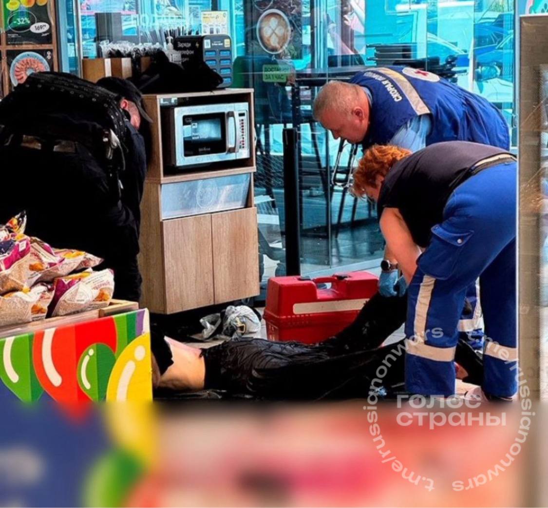 В Петербурге покупатель зарезал охранника из-за салфеток — неадеквата оперативно задержали, сотрудника ОП реанимируют  В Санкт-Петербурге произошло нападение в продуктовом магазине — после спора из-за салфеток 27-летний посетитель специально купил нож, вернулся и нанес ранения охраннику. Нападавший был задержан правоохранительными органами.  Один из пострадавших находится в состоянии клинической смерти, сообщают местные СМИ — сейчас его реанимируют медики. У второго охранника порезана рука.     Подписывайся на "Голос страны"