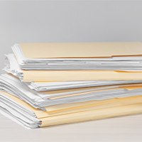 НКО начнут подавать отчетность в Минюст России по единой форме с 2026 года Установлены единая форма отчета о деятельности НКО правила его представления в Минюст порядок размещения отчетов на сайте Минюста и объем содержащихся в них сведений Приказ Минюста России от 9 декабря 2025 г 336 http base garant ru 413233301 Отчет будет подаваться только через личный кабинет на портале Минюста для НКО В него включены в том числе сведения о целях и объемах использования денег и другого имущества а также об использовании средств собранных с помощью ящиков для пожертвований Срок представления отчетности останется прежним не позднее 15 апреля года следующего за отчетным Приказ вступит в силу с 1 января 2026 года и будет действовать в течение 6 лет