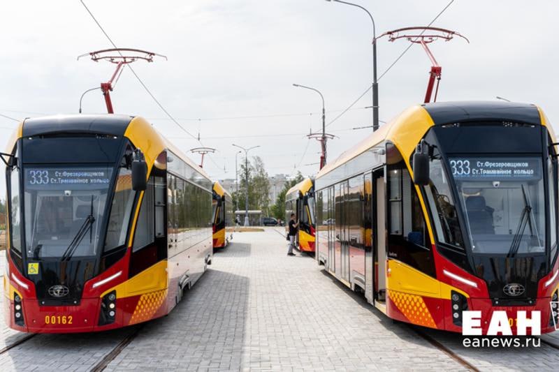 Беспилотный трамвай начали испытывать в Свердловской области Испытания первого в России беспилотного трамвая стартовали на межмуниципальной линии Екатеринбург Верхняя Пышма Как сообщает корреспондент ЕАН об этом стало известно на форуме Города России Генеральный директор ООО Группа Мовиста Алексей Зотов отметил что запуск проекта стал возможен благодаря оцифрованному депо в Верхней Пышме Беспилотный трамвай 71 911ЕМ Львенок успешно проходит все этапы обслуживания без участия человека включая самостоятельную мойку и подготовку к следующему рейсу Трамвай также способен обнаруживать препятствия на пути и адаптироваться к различным погодным условиям Разработчики подчеркивают что проект не предназначен для замены водителей а направлен на поддержку стабильной работы трамвайной линии Зотов добавил что при желании местных властей такой проект можно будет внедрить и в других депо ЕАН в MAX ЕАН в VK