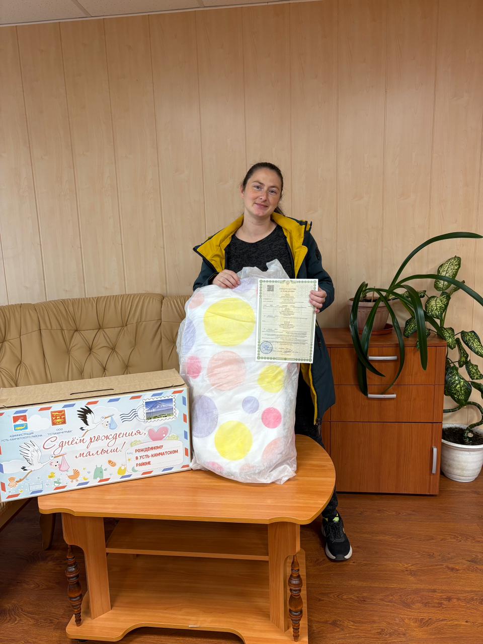 Стали многодетной семьёй В отделе ЗАГСа посёлка Усть Камчатска 11 сентября зарегистрировали нового гражданина Ивкин Кирилл и Остапуха Мария стали родителями в третий раз Малыша назвали Артём он появился на свет 3 сентября Представители ЗАГСа Усть Камчатского округа вручили родителям свидетельство о рождении а также подарочный набор по случаю рождения ребёнка В нём всё необходимое для малыша Подарки сформированы благодаря сенатору Российской Федерации Борису Невзорову администрации Усть Камчатского округа и ООО Устькамчатрыба Также по инициативе главы округа Олега Бондаренко семьям у которых родился ребёнок с 1 апреля 2025 года вручают дополнительный подарок матрас кокон дети устькамчатск устькамчатскийокруг