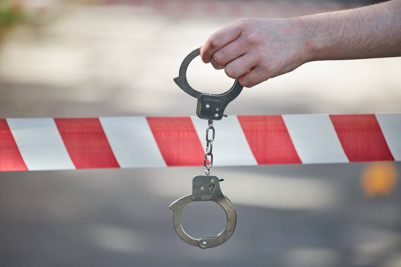 В Запорожской области задержали вора, который обокрал дом в Бердянске Мужчина проник в жилище через отжатое окно и украл бытовую технику на сумму 7 тысяч рублей. 33-летний злоумышленник, ранее не судимый, признался в преступлении. Похищенное имущество уже изъято и будет возвращено владельцу. Теперь ему грозит до шести лет тюремного заключения. Срочно Бердянск‼ Наш бот
