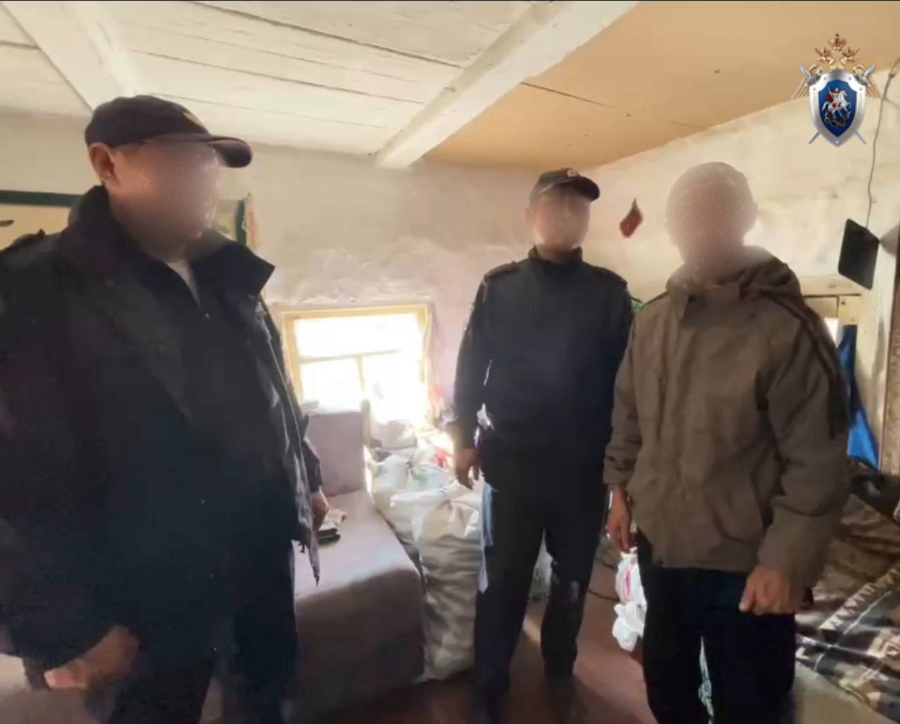 В Чеди Хольском районе местному жителю предъявлено обвинение в совершении убийства односельчанина 18 сентября текущего года в правоохранительные органы поступило сообщение об обнаружении в доме по улице Молодежной села Хову Аксы Чеди Хольского района тела местного жителя с внешними признаками насильственной смерти По данному факту следователем Улуг Хемского следственного отдела возбуждено уголовное дело по признакам преступления предусмотренного ч 1 ст 105 УК РФ убийство Благодаря грамотно проведенным следственным действиям установлена причастность к совершению преступления 36 летнего знакомого потерпевшего По версии следствия во время распития спиртного между ранее знакомыми мужчинами возникла ссора в ходе которой обвиняемый ножом нанес удар по телу потерпевшего От полученного телесного повреждения последний скончался на месте В настоящее время мужчине предъявлено обвинение судом по ходатайству следователя в отношении него избрана мера пресечения в виде заключения под стражу Проводятся следственные действия направленные на закрепление доказательственной базы Подписывайтесь на Следком17