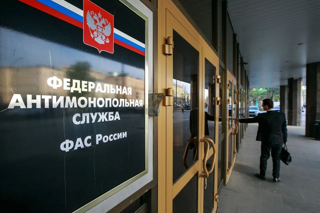 ФАС незаконно задним числом начислять повышенный тариф за воду Федеральная антимонопольная служба ФАС заявила что незаконно применять повышающий коэффициент за отсутствие счетчика воды к уже прошедшим расчетным периодам Например муниципальное предприятие Водоканал в Калининградской области производило перерасчет платы за холодную воду задним числом начисляла повышающий коэффициент потребителям у которых отсутствовали приборы учета ФАС дополнительно напомнила что установка прибора учета необходима с целью снижения платежей в квитанции и контроля потребления воды Законы стройки в MAX