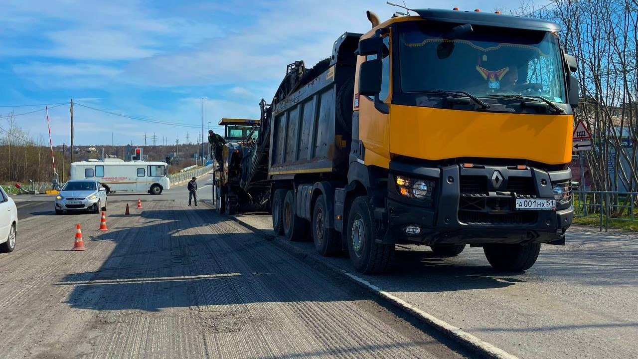 В Коле на проспекте Виктора Миронова начался ремонт участка дороги Работы проводятся по плану "На Севере — жить!", сообщили в администрации Кольского округа. Подрядчик ремонтирует участок дороги площадью 2,4 тысячи квадратных метров по договору с городским Управлением городского хозяйства. Рабочие заменят асфальтовое покрытие, установят ограждение и дополнительные опоры освещения, а также смонтируют ливневую систему отведения дождевых и талых вод. Фото: Кольский округ/ ВК Подпишись — Вести Мурман