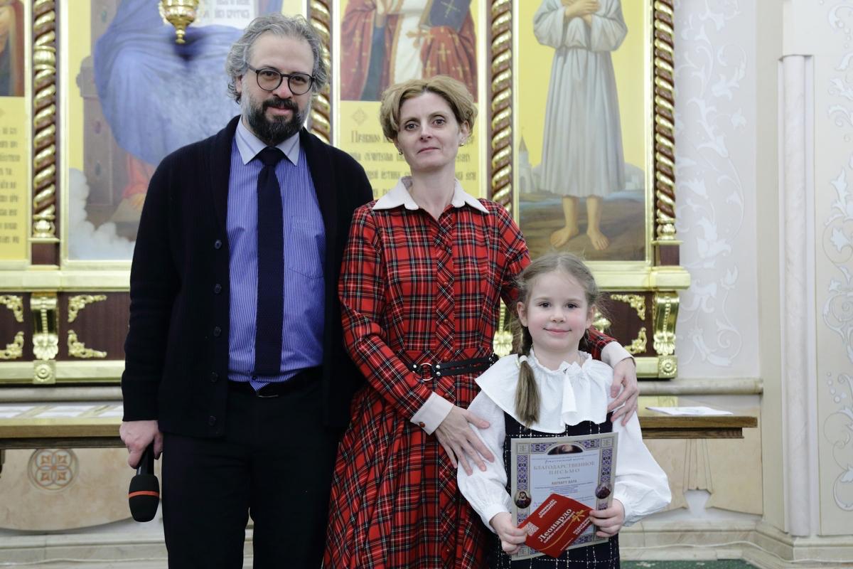 17 января в Москве состоялось торжественное закрытие фестиваля конкурса Рождественский вертеп 2026 Финальным аккордом мероприятия стал яркий спектакль наполнивший зал атмосферой праздника традиционными песнями и старинными играми Рождественский вертеп от старославянского пещера это объемная композиция воспроизводящая сцену Рождества Христова Традиция их создания известна в России еще с XVIII века Масштаб конкурса в этом году впечатляет 86 участников из 42 школ были отмечены благодарственными письмами за подписью ключаря Кафедрального соборного Храма Христа Спасителя протоиерея Михаила Рязанцева Особую признательность организаторы выразили педагогам чей профессиональный вклад в подготовку конкурсантов стал залогом успеха фестиваля Фестиваль конкурс детских проектных работ Рождественский вертеп проводится в рамках общегородских мероприятий Знание вера нравственность при поддержке Департамента образования и науки города Москвы Организатором выступает Храм Христа Спасителя В 2026 году партнером проекта стал Фестиваль современного церковного искусства Видеть и Слышать Куратор выставок Дарья Воронина лично поздравила лауреатов и вручила сертификаты победителям Поздравляем всех участников с успешным завершением конкурса и началом большого творческого пути Подробности и фотоотчет на сайте   xxc ru news v khrame khrista spasitelya sostoyalas tseremonii nagrazhdeniya uchastnikov ezhegodnogo detsko yunosh