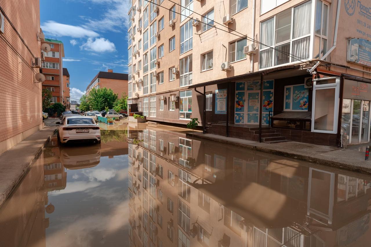 Музыкальный микрорайон Краснодара ушел под воду после ливня: последствия потопа в фоторепортаже  Некоторые районы Краснодара давно в народе именуют местной Венецией. После каждого ливня улицы уходят под воду. Жители Московской до сих пор с трудом выбираются из дома в магазины и к остановкам общественного транспорта.  Многие дворы под водой. Работает спецтехника, откачивая ее вторые сутки. Фотокор «Кубань Информ» Геннадий Дьячук увидел в последствиях потопа немного романтики: игру солнечных лучей в лужах, спешащих людей, улыбающихся субботнему дню, курьеров, которые нашли сухое место для проезда. А рядом коммунальщики в резиновых сапогах, по колеса стоящие в воде авто и слой грязи после откачки воды. Но и это он снял красиво.     Отправить новость   Подписаться