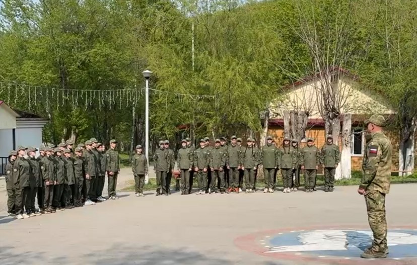Камчатских подростков обучат управлению беспилотниками и основам снайпинга На Камчатке в детском лагере «Альбатрос» стартовала военно-патриотическая смена «Время юных героев». Курс военной подготовки пройдут 80 камчатских подростков. Нажмите для подробностей -