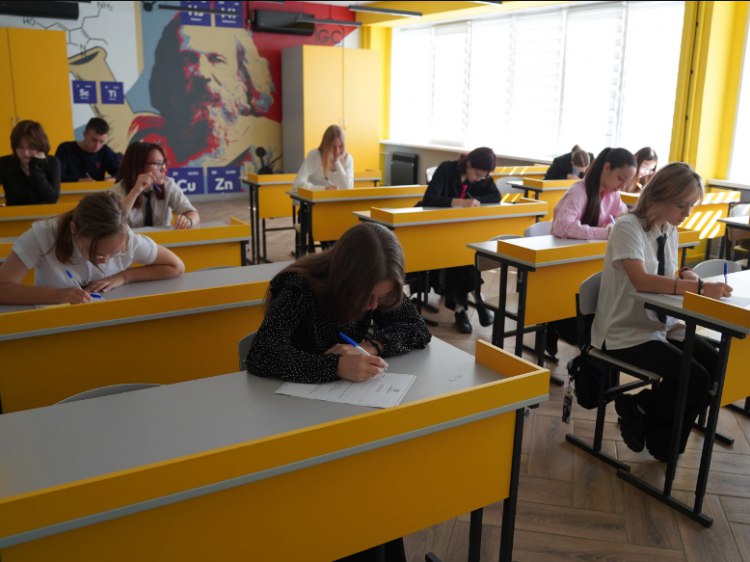 Тысячи школьников Волжского участвуют во Всероссийской олимпиаде школьников В Волжском продолжаются испытания школьного этапа Всероссийской олимпиады школьников Как рассказали Волжский ру в городской администрации в этом году волжане проверяли свои знания по всем 24 общеобразовательным предметам Наибольшее количество участников олимпиады зафиксировано в школе 17 по отдельным предметам в школах 9 труд 14 химия 30 физика и математика гимназии биология Стало больше желающих сдать основы безопасности и защиты Родины обществознание русский язык экологию Выросла популярность олимпиады по информатике которую впервые участники выполняли по четырем профилям программирование робототехника информационная безопасность и искусственный интеллект Численность участников по китайскому языку выросла в два раза и составила 48 человек Подробнее на Волжский ру   www volzsky ru index php wx 16 wx2 81490 ВолжскийРу волжский vlz