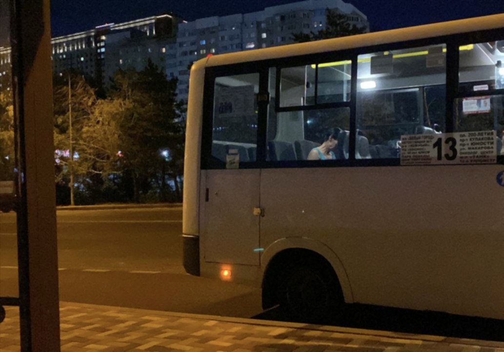В Ставрополе продлят работу маршруты 9М и 13 10 и 11 сентября маршруты 9М и 13 будут работать дольше обычного до 23 00 Это стало возможным на основе мониторинга общественного транспорта и круглого стола с перевозчиками инициированных партией Новые люди По данным мониторинга большинство маршрутов прекращают движение уже после 21 00 что создаёт сложности для горожан задержавшихся на работе или учёбе Мы не просто говорим о переменах мы делаем шаги которые люди могут почувствовать уже сейчас Благодаря этой акции сотни горожан после 21 00 смогут спокойно вернуться домой к своим семьям детям близким Это не абстрактные цифры а реальная статистика которая покажет продление работы маршрутов нужно людям И именно на основании этой статистики мы будем строить дальнейший диалог о продлении работы общественного транспорта до 23 00 на постоянной основе Для нас это не разовая мера а один из ключевых пунктов программы потому что транспорт должен быть удобным и доступным для каждого жителя города отметил руководитель регионального отделения партии Новые люди в Ставропольском крае Альберт Карапетян