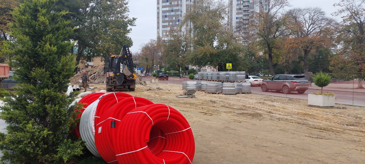 Продолжается первый этап благоустройства сквера имени И В Гудовича На участке от улицы Ленина до улицы Черноморской ведутся работы по комплексному обновлению В рамках первого этапа подрядная организация выполняет демонтаж тротуарной плитки Для проведения последующих работ будет обустроено дополнительное ограждение Запланирована прокладка новых инженерных сетей уличного освещения системы автоматического полива видеонаблюдения и оповещения Предусмотрено полное обновление пешеходных дорожек установка новых малых архитектурных форм благоустройство территории у скейт парка и обустройство спортивной площадки Будут созданы новые точки притяжения фонтан и детская площадка в районе памятника В И Ленину