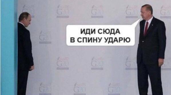 Турция вдвое подняла тарифы за прохождение ее проливов кораблями с российской нефтью  Сверхнормативные затраты на прохождение нефтеналивными танкерами турецких проливов выросли до максимума с февраля-марта 2024 года, ухудшая экономику экспорта нефти Urals из черноморского порта Новороссийск, показали данные трейдеров, агентства Riverlake и расчеты Рейтер. По оценке Reuters, затраты фрахтователей на простои в Босфоре и Дарданеллах для 140-тысячного танкера, по состоянию на 18 октября, подскочили до $0,54 за баррель - максимального уровня с 12 марта текущего года, вдвое превысив $0,24 за баррель в среднем за февраль-октябрь текущего года.  Для танкеров класса Aframax дедвейтом 80 000 тонн сверхнормативные простои в турецких проливах в конце прошлой недели оценивались в размере $0,9 за баррель, впервые с середины февраля.