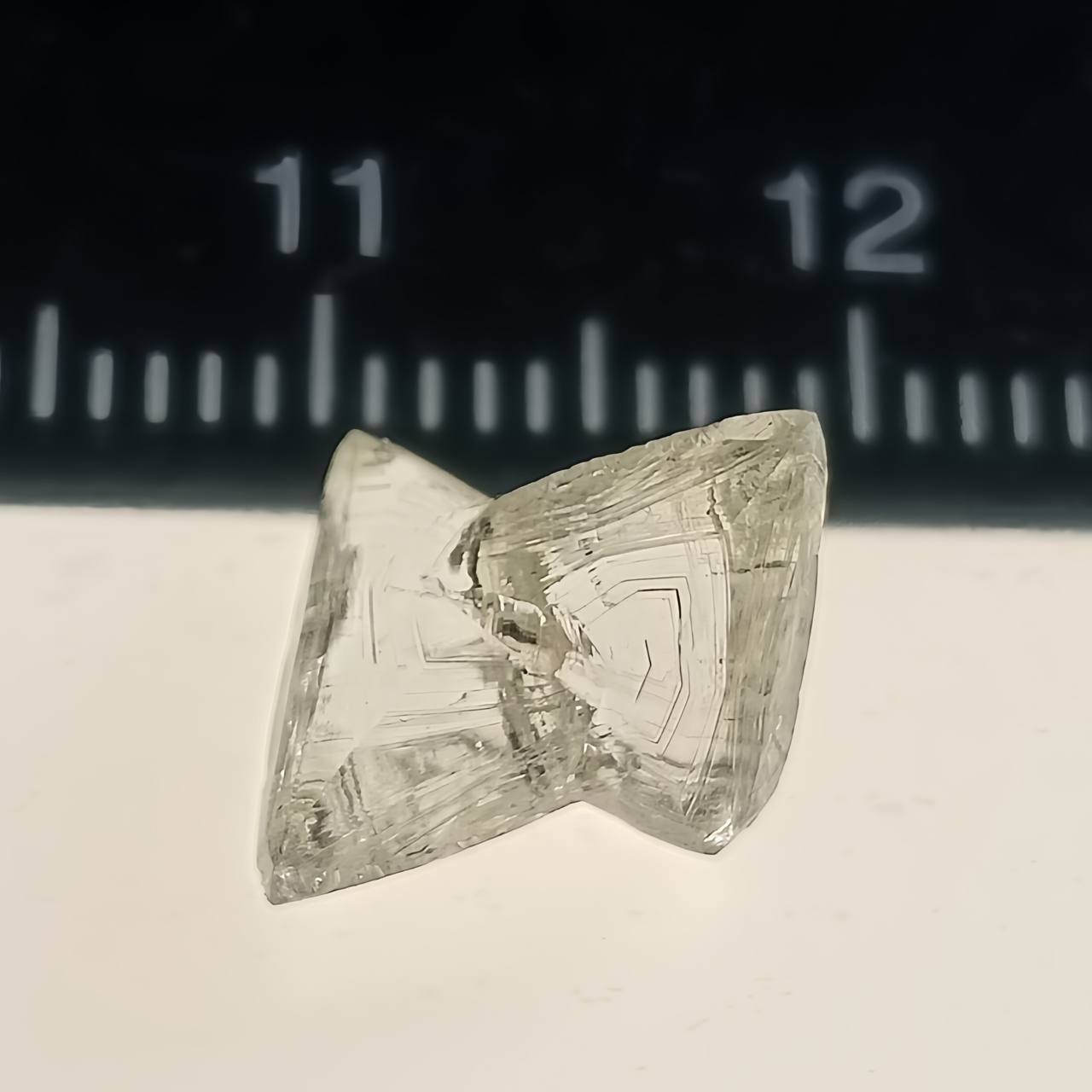 В Архангельской области добыли уникальный алмаз в форме бантика В августе 2025 года на месторождении имени М В Ломоносова в Архангельской области добыт необычный алмаз получивший название Бантик Уникальный кристалл масса которого составляет 2 94 карата привлёк внимание своей формой напоминающей изящный бант Камень представляет собой редкую минералогическую форму сросток шпинелевых двойников образующихся в процессе кристаллизации Севералмаз ФПП новости