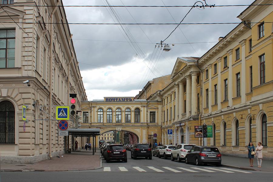 Главпочтамт вновь выставят на торги Об этом сообщила в своем телеграм канале депутатка Заксобрания Наталия Астахова Детали По словам Астаховой 9 декабря Почта России ответила на обращение депутатки сообщив что не намерена реставрировать объект культурного наследия и будет вновь выставлять его на продажу Почта России ссылалась на экономическую нецелесообразность проведения работ по реставрации Астахова выступает за передачу здания в государственную собственность Торги 28 ноября Российский аукционный дом РАД начал принимать заявки на покупку здания Главпочтамта на Почтамтской улице 9 Торги должны были пройти 16 января 2026 года на электронной площадке РАД Lot online Объявленая стартовая цена Главпочтамта 1 2 миллиарда рублей Отмена торгов Уже через три дня 1 декабря Почта России отменила аукцион сообщил Деловой Петербург Возможные причины отмены низкая активность инвесторов и сложность создания коммерческого объекта на Почтамтской улице из за нехватки общественного транспорта Главный почтамт с аркой объект культурного наследия федерального значения Здание построили в 1782 1789 годах по проекту архитектора Николая Львова В 1903 году внутренний двор перекрыли стеклом так появился один из первых петербургских атриумов В здании находился мраморный столб от которого с 1714 года отсчитывали расстояние от Петербурга Проект реставрации Главпочтамт начали готовить к реставрации еще в 2018 году К 2019 году сотрудники почты должны были частично освободить здание Смольный добивался этого через суды к 2016 году власти выиграли у Почты России три процесса Почтовый квартал Идею нового общественного пространства в здании впервые публично обсуждали на ПМЭФ 2019 Александр Беглов обещал вложить в проект до 2 5 миллиарда рублей Летом 2020 года в Смольном рассказали что договорились с Почтой России о создании Почтового квартала В здании планировали открыть офисные пространства арт галерею музей концертный зал и центр современного искусства Отмена проекта После ухода из Смольного куратора проекта вице губернатора Евгения Елина работа остановилась В 2023 году Почта России расторгла контракт с авторами концепции а спустя два года решила выставить здание на продажу Фото Citywalls Подписывайтесь на Бумагу и предлагайте новости