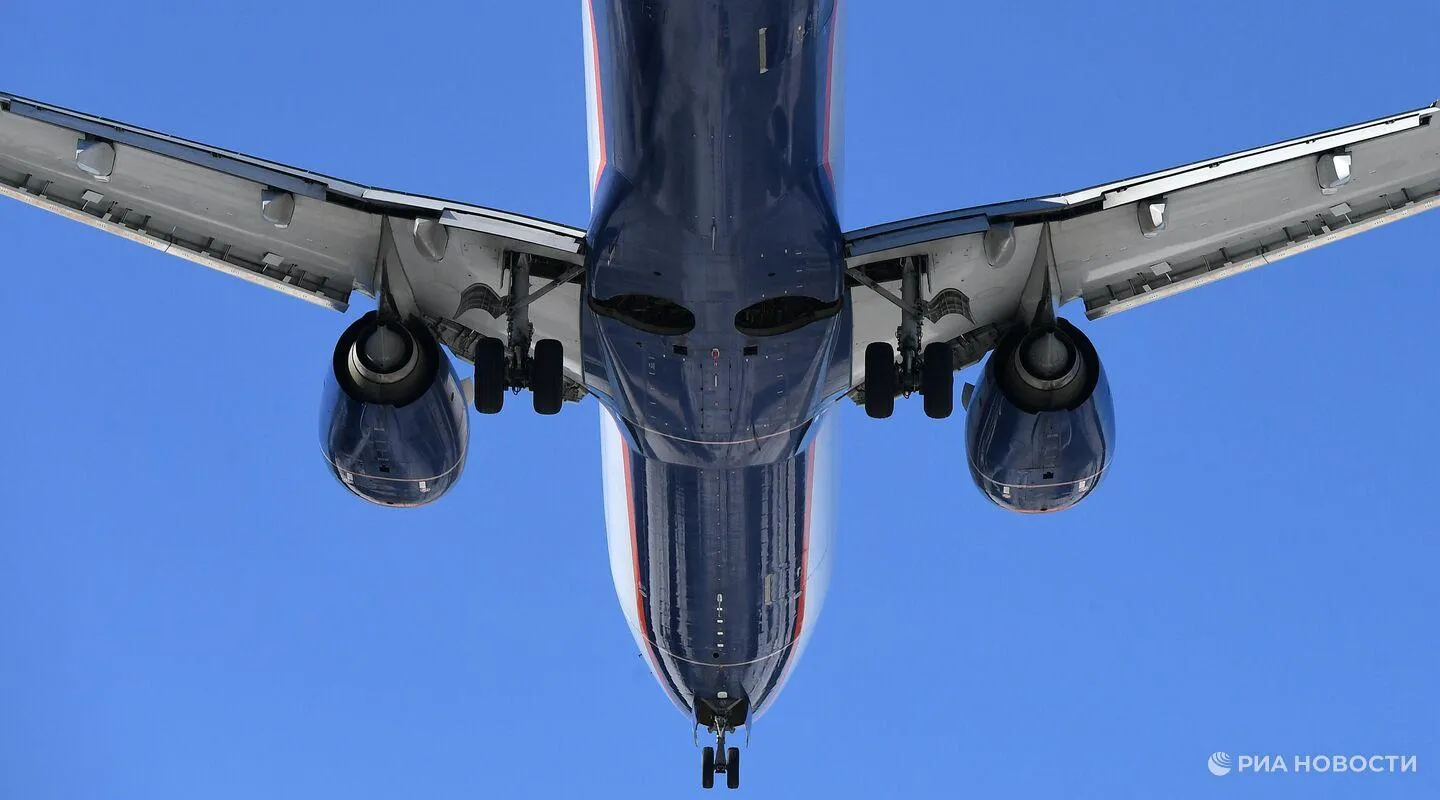 Американская Spirit Airlines прекратит работу в субботу на фоне топливного кризиса поскольку компании не удалось договориться о дополнительном финансировании сообщает Wall Street Journal со ссылкой на источники По данным газеты руководство перевозчика пришло к выводу что у Spirit не хватит денег чтобы продержаться до ближайшего вторника и решило остановить операции в субботу в 03 00 по местному времени 10 00 мск уведомив об этом сотрудников WSJ пишет что исполнительный директор Spirit Дэйв Дэвис и министр торговли США Говард Латник во время телефонного разговора признали отсутствие у компании финансовых альтернатив По данным издания Латник играл ведущую роль в переговорах Spirit с администрацией Трампа о спасении перевозчика однако они не дали результата