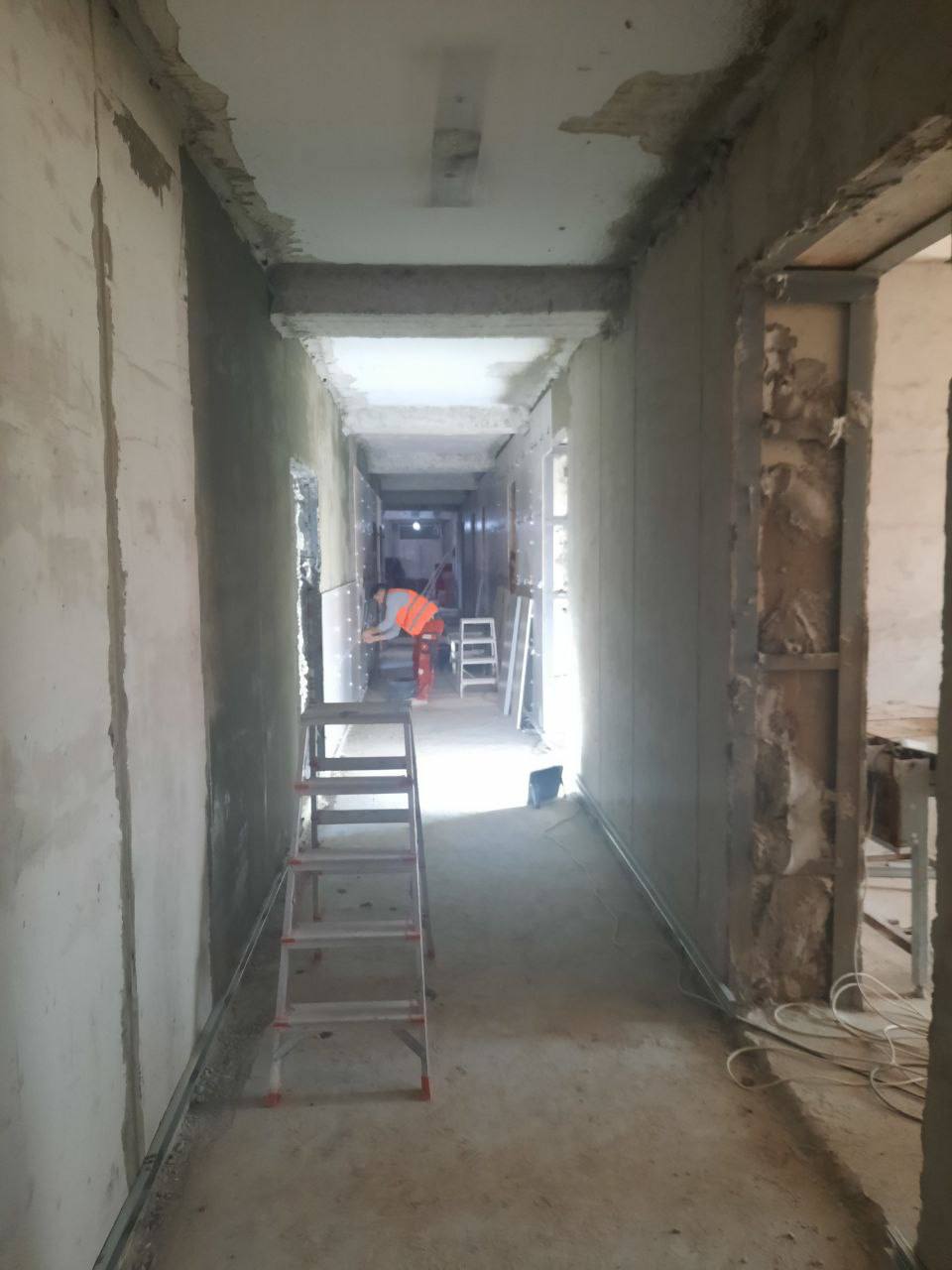 В Севастополе подрядчик срывает сроки капремонта психиатрической больницы Ему надо увеличить число рабочих на объекте и трудиться 24 7 чтобы сдать объект вовремя Такое поручение дал и о замгубернатора города по вопросам здравоохранения и соцзащиты Михаил Сылка Будем принимать жесткие меры по отношению к подрядчику если в эти сроки объекты не будут закончены заявил он по итогам рабочей поездки в медучреждение 0 Подписаться на РИА Новости Крым в Telegram MAX VK