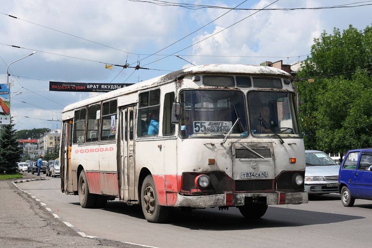 Да что ж такое! В Новокузнецке с 28 июня произойдет повышение стоимости проезда в общественном транспорте. Так, тариф при оплате картой увеличится с 33 до 40 рублей, а при оплате наличными — с 38 до 45 рублей. Для пенсионеров тариф вырастет на 4 рубля: до 21 рубля при использовании транспортной карты и до 24 рублей при оплате наличными. Жми клубничку, если ездишь на автобусе и повышение бесит. Жми бананчик, если хочешь как раньше ездить на ЛиАЗе за 3 рубля. ! Сняли что-то интересное в Новокузнецке? Скидывайте! Веселый новокузнецкий чат! • Проголосовать за канал /gorodad. • Реклама . • Весёлый ВКонтакте GORODAD vk.com/gorodad.