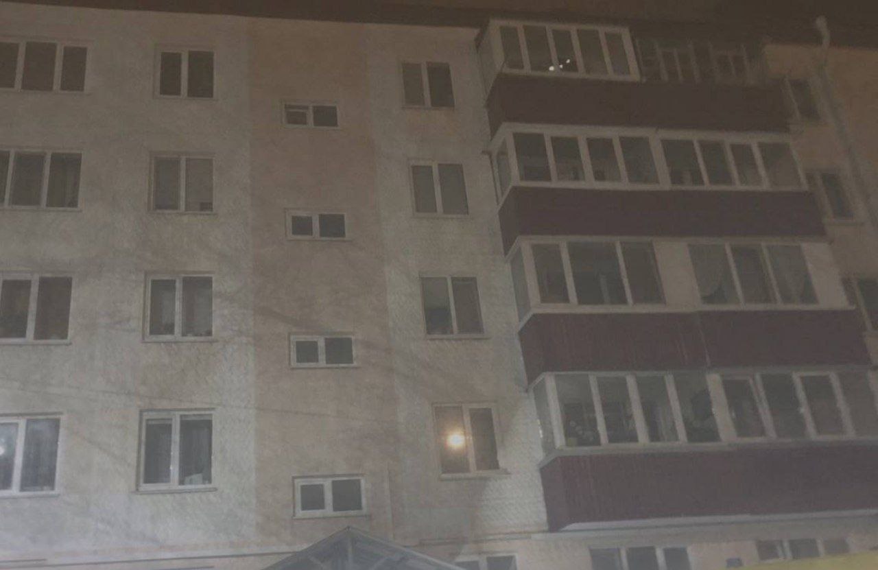 Тело мёртвого 44-летнего мужчины нашли в Корсакове Его обнаружили в одном из дворов портового города, передаёт пресс-служба СУ СК России по Сахалинской области. На какой улице и когда — в ведомстве не уточнили. Тем не менее следком уже организовал доследственную проверку. Тело направили к судмедэксперту. Устанавливаются все обстоятельства произошедшего. Эхо Сахалина. По сути о событиях на островах.