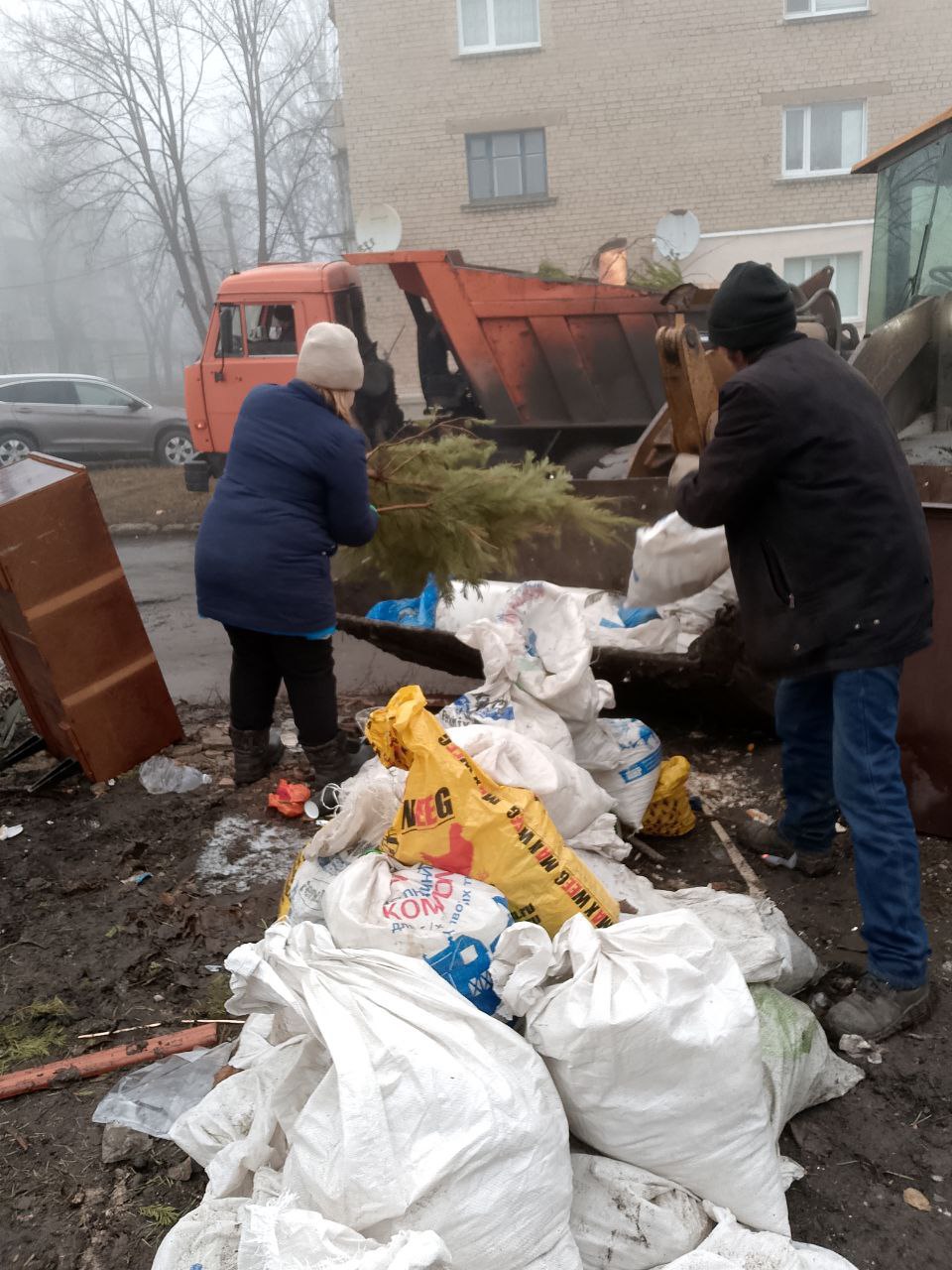 "Коммунальные будни"    Работники муниципального унитарного предприятия "Ровеньковское жилищно-коммунальное предприятие" города Ровеньки выполнили работы по уборке и вывозу несанкционированных свалок с придомовых территорий многоквартирных жилых домов № 26, ул. Ломоносова и № № 78, 86, ул. Фрунзе.    Выполненные работы обеспечат комфортное проживание жителей и надлежащее санитарное состояние придомовых территорий многоквартирных домов, находящихся на обслуживании предприятия.