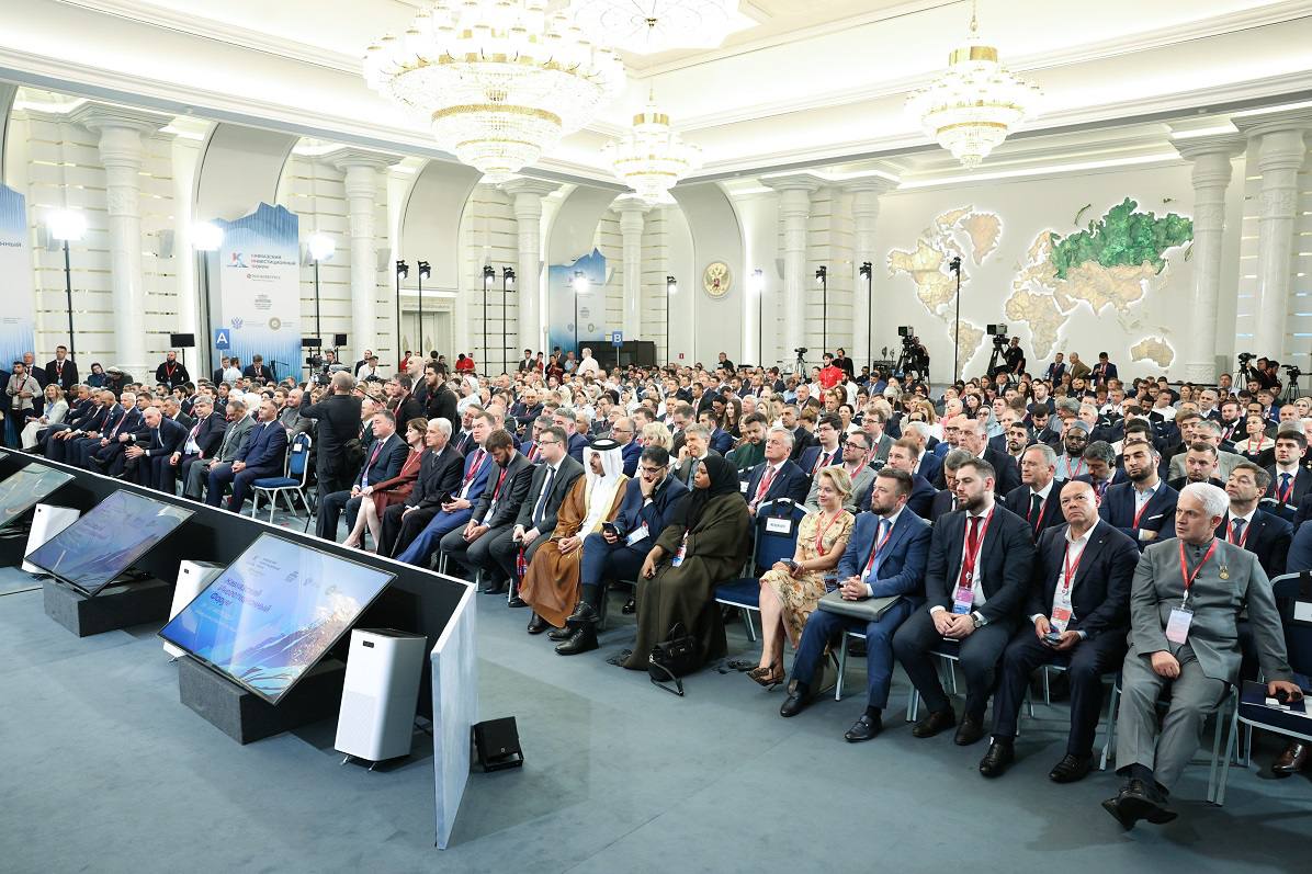 Полная деловая программа КИФ-2025: стратегический диалог для власти и инвесторов На официальном сайте Кавказского инвестиционного форума опубликована полная деловая программа и состав спикеров. Центральной темой форума станет «Инвестиционный путь: прошлое, настоящее, будущее». Организатор мероприятия — Фонд Росконгресс при поддержке Министерства экономического развития Российской Федерации и Правительства Ставропольского края. В программу включено более 50 деловых мероприятий. Ключевым событием станет Пленарное заседание с участием заместителя Председателя Правительства РФ Александра Новака. В рамках Форума состоится заседание Правительственной комиссии по вопросам социально-экономического развития Северо-Кавказского федерального округа. КИФ-2025 станет площадкой для обсуждения новых стратегий устойчивого развития российских регионов, в том числе механизмов альтернативного финансирования — от партнерских моделей до исламских финансовых инструментов, способных усилить инвестиционную устойчивость в условиях внешнеэкономических ограничений. Участие в Форуме подтвердили главы регионов, представители федеральных министерств и ведомств, руководители госкорпораций, а также представители туристического бизнеса, агрокомплекса, транспортно-логистических и строительных компаний, банковского сектора из регионов Северного Кавказа, Южного федерального округа, стран СНГ, Каспийского и Черноморского бассейнов. Среди них — полномочный представитель Президента РФ в СКФО Юрий Чайка, генеральный директор АО «Кавказ.РФ» Андрей Юмшанов, руководитель Росмолодежи Григорий Гуров, Роскачества, Минэкономразвития, Минпромторга, Минстроя, Минтруда, а также представители бизнес-объединений, банковского сектора и международных организаций. Тематические направления Форума — транспорт и логистика, энергетика, туризм, агропромышленный комплекс, здравоохранение, цифровизация и развитие кадрового потенциала. Отдельные сессии будут посвящены сохранению исторической памяти в контексте 80-летия победы в Великой Отечественной войне, развитию креативных индустрий, геобрендингу и международному взаимодействию. В первый день КИФ состоится церемония награждения победителей Всероссийской инвестиционной премии «Вершина», а также Форум стартует с молодежной программы. Гостей и участников ожидают культурные, спортивные и гастрономические события с участием всех регионов Северного Кавказа. Встретимся 25-27 мая в Минеральных Водах на КИФ-2025