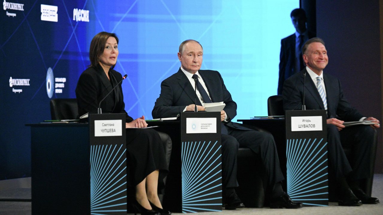 России предстоит запустить новый этап технологического развития, который станет "новым временем" для страны. С таким заявлением Владимир Путин выступил на форуме Агентства стратегических инициатив" Сильные идеи для нового времени".  При этом президент подчеркнул, что РФ, делая технологический рывок, нужно сохранять традиции и идентичность "в сложном и противоречивом мире".