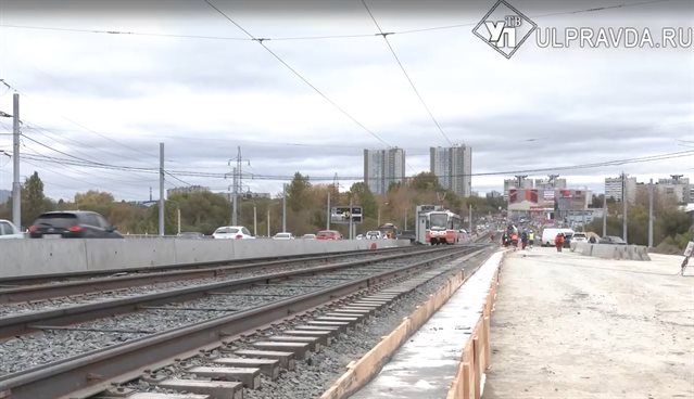 Глава Ульяновска Реконструкция минаевского моста близится к завершению Большая реконструкция минаевского моста с организацией подходов в новые микрорайоны и альтернативного пути в центр Ульяновска которую проводят по национальному проекту Инфраструктура для жизни близится к завершению В воскресенье на левой стороне моста по улице Минаева уложили асфальтовое покрытие Также дорожники заасфальтировали проезд под путепроводом между малой и большой кольцевыми развязками Перед строителями стоит задача завершить установку ограждений обустроить тротуары и выполнить необходимые мероприятия по организации дорожного движения через обновлённую переправу На этой неделе поручил подключить обновлённую систему освещения сообщил глава Ульяновска Александр Болдакин