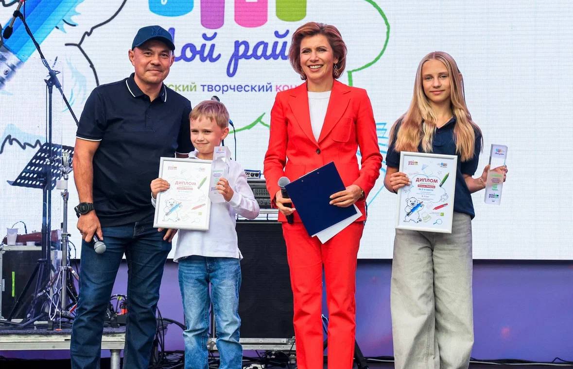 Мы там где творчество И мероприятия для всей семьи Например в прошлую пятницу посетили финал творческого конкурса детского рисунка проходившего в рамках программы Мэра Москвы Мой район В течение всего лета ребята в возрасте от 4 до 17 лет отправляли на этот конкурс собственные рассказы видеоролики рисунки и маршруты авторских экскурсий Торжественная церемония награждения победителей состоялась в рамках форума Территория будущего Москва 2030 в парке 50 летия Октября Театр Терезы Дуровой поддержал прекрасную инициативу Мы выбрали несколько работ и пригласили их авторов на главную премьеру сезона музыкальный спектакль Малахитовая шкатулка А вы принимали участие в этом конкурсе Расскажите в комментариях
