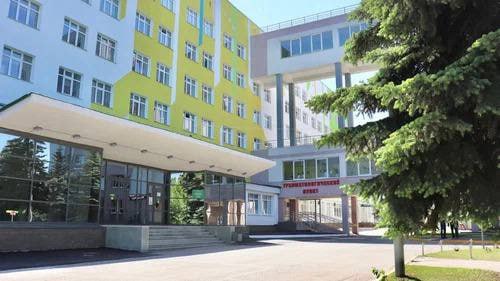 В Уфе 4-летний мальчик, попавший под машину, находится в состоянии средней степени тяжести Об этом сообщил глава Минздрава Башкирии Айрат Рахматуллин. По его словам, сейчас ребенка лечат в РДКБ. Пострадавшего уже осмотрели травматолог, нейрохирург и хирург. Напомним, вчера, 12 мая, малыш попал под колеса Hyundai Solaris во дворе на улице Менделеева.
