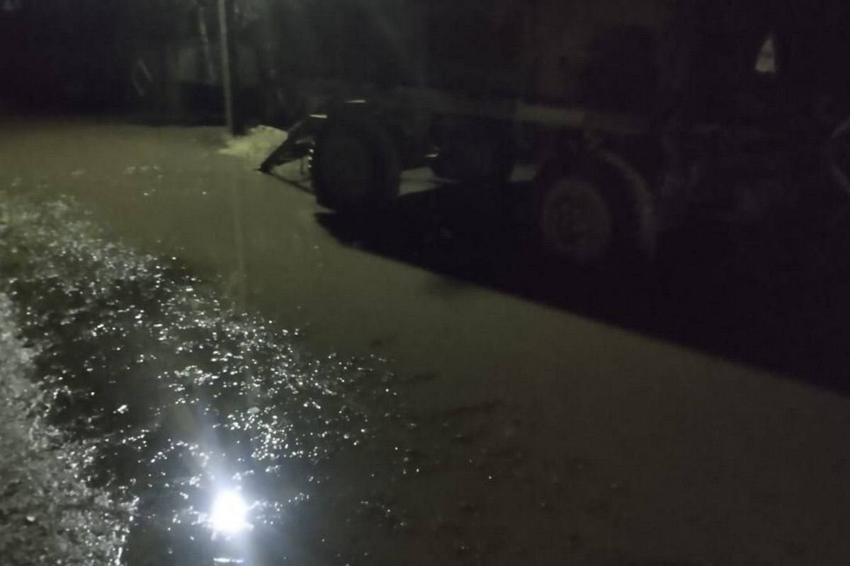 В Ивановском округе закрыли проезд на 77 километре трассы Ивановка — Поздеевка из-за перелива воды  Подрядные организации мониторят обстановку. К восстановлению приступят как только позволят погодные условия.  Водителей предупредили, что в этой местности есть альтернативный путь объезда — по автодороге Новороссийка — Климовка — Рогозовка.  Кроме этого, в Ромненском округе из-за сложной паводковой ситуации произошел подмыв земляного полотна на дороге «Подъезд к с. Верхнебелое». На месте над устранением последствий стихии работает техника. Подрядчик рассчитывает восстановить проезд 25 июля после схода воды.