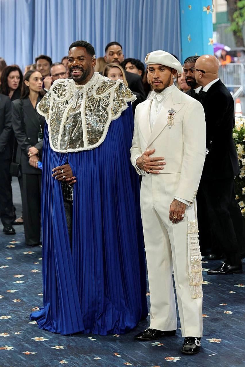 В Метрополитен-музее в Нью-Йорке прошел Met Gala-2025 Звезды мирового кино, шоубиза и модной индустрии собрались вчера на 77-й традиционный Бал Института костюма. В этом году темой вечера стал - Superfine: Tailoring Black Style «Безупречное: Черный стиль в портновском искусстве» . Новости Шоу-Бизнеса