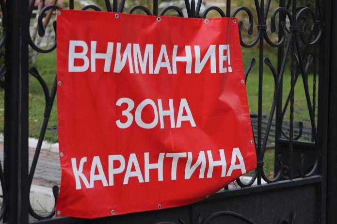 14-й случай бешенства в 2025 году зафиксировали в Алтайском крае На этот раз опасное заболевание обнаружили на территории личного подсобного хозяйства в поселке Верх-Обском Смоленского района. В действие приведены стандартные механизмы: поселок объявлен неблагополучным пунктом по бешенству, а на его территории действует карантин, который снимут лишь через 60 дней после убоя животных, у которых могут быть признаки заболевания. За период чуть более пяти месяцев в этом году в регионе уже зафиксировали на один случай заболевания больше, чем в 2024-м. В 2023 году в крае также было зафиксировано 14 случаев заболевания. Толк