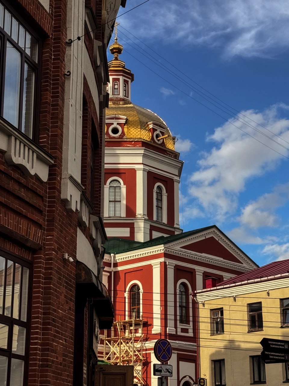Киров вышел в финал всероссийской премии Туристические города Столица Вятского края заявлена на участие в премии в шести номинациях Город детского туризма Города событийного туризма Город гастрономического туризма Город духовно просветительского религиозного паломнического туризма Лучший туристский маркетинг города Город туристических брендов столицы регионов Каждая номинация отражает отдельное проработанное направление от создания условий для семей с детьми до продвижения нашего уникального духовного и наследия Это отличный стимул для дальнейшего развития и новый повод рассказать всей России о привлекательности Кировской области прокомментировал директор Центра развития туризма Алексей Чепцов Напомним всероссийская премия Туристические города престижная федеральная награда которая присуждается за самые успешные практики в отечественном туризме и индустрии гостеприимства Развитие туристического потенциала Кировской области осуществляется в рамках нацпроекта Туризм и гостеприимство Подписывайтесь на канал Кировской области в MAX