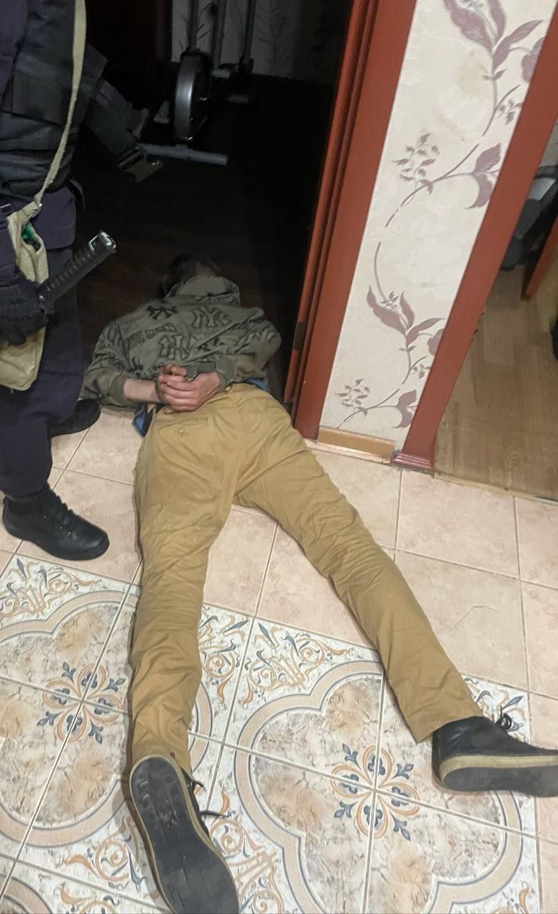 Полицейские спасли 71-летнюю женщину от сына, пытавшегося ее задушить В адрес отдела полиции № 4 УМВД России по городу Чебоксары поступило благодарственное письмо от жителей многоквартирного дома на улице Лебедева. Люди выразили признательность сотрудникам, чьи решительные действия помогли предотвратить трагедию. Инцидент произошёл 3 июня. В дежурную часть поступило сообщение о неадекватном поведении мужчины в одной из квартир. На место прибыли капитан полиции Павел Николаев и лейтенант Юрий Фёдоров. Услышав тревожные звуки за дверью, они приняли решение о её вскрытии — и не зря. Как выяснилось, 41-летний мужчина пытался задушить свою пожилую мать, надев ей на голову полиэтиленовый пакет. Женщина успела вырваться, но сын продолжал угрожать ей ножом. Полицейские обезвредили агрессора. В отношении мужчины возбуждены уголовные дела по статье 119 УК РФ — угроза убийством. Благодаря неравнодушным соседям и слаженной работе полицейских, 71-летняя женщина осталась жива.
