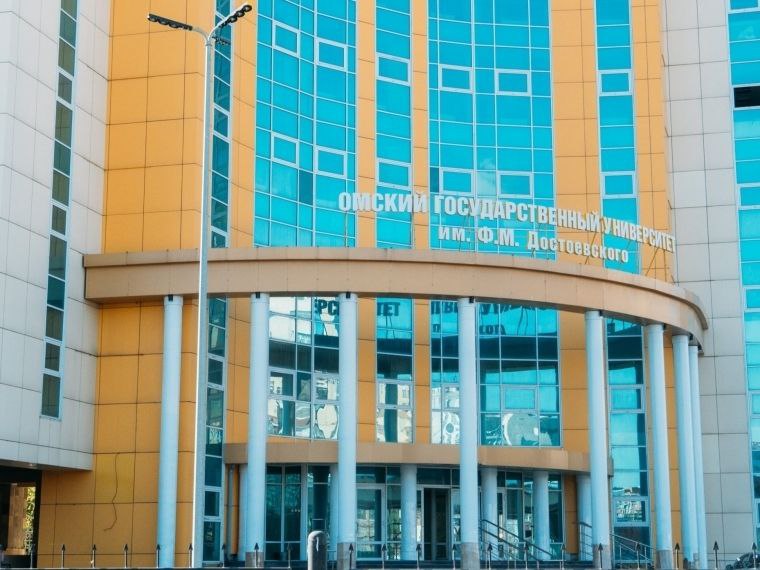 «ПРОдвижение ГЕРОЕВ»: ОмГУ готовит новых управленцев из числа участников СВО  В Омской области завершился отбор участников программы «ПРОдвижение ГЕРОЕВ», направленной на поддержку ветеранов и участников специальной военной операции, а также членов их семей. Проект, стартовавший в феврале 2025 года по поручению Президента России Владимира Путина, позволит 75 финалистам пройти обучение в Омском государственном университете имени Ф.М. Достоевского и мастерской управления «Сенеж».  Губернатор Омской области Виталий Хоценко отметил важность программы для региона. По его словам, боевой опыт и лидерские качества участников СВО делают их ценными кандидатами для работы в органах власти. Особое значение имеет адаптация защитников Отечества к мирной жизни через получение новых профессиональных компетенций.  Программа включает интенсивное обучение по управленческим дисциплинам — 310 часов очных занятий и 200 часов дистанционного формата. Участники получат знания о системе государственного управления, освоят практические навыки работы в команде и принятия решений. Важной частью станут стажировки в органах власти и на предприятиях региона.  Особенностью программы является система наставничества. За каждым участником будет закреплен опытный руководитель из числа представителей региональной власти. Это позволит максимально эффективно передать управленческий опыт и помочь в профессиональном становлении.  Дополнительную поддержку окажут психологи и эксперты, которые будут сопровождать участников даже после завершения обучения.  Образовательную программу разработали совместно с ОмГУ, имеющим многолетний опыт подготовки управленческих кадров. Дополнительные модули проведут специалисты из «Сенежа» и РАНХиГС. По окончании обучения участники смогут войти в кадровый резерв Омской области.  Программа также включает культурные и патриотические мероприятия, направленные на социальную адаптацию участников. Запланированы экскурсии по региону, встречи с общественными деятелями и другие мероприятия, которые помогут ветеранам СВО найти свое место в мирной жизни.