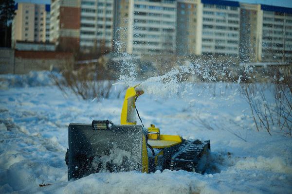 В Перми запустили стартап по производству роботов-снегоуборщиков   Пермские разработчики из команды «Зверобой» международного чемпионата «Битва роботов» запустили мелкосерийное производство роботов-снегоуборщиков. ООО «Универсалтрак» уже привлекло грант на 1 млн рублей и готово выпускать до 10 роботов в месяц, рассказали RB.RU в компании. Стартап, который в декабре зарегистрировал капитан «Зверобоя» Михаил Борисов, уже изготовил трех роботов, получивших название BlizzardBuster. «На сегодняшний день у нас уже есть предзаказы, и в ближайшее время мы надеемся перейти к серийному выпуску этой продукции», — отметил Борисов. Компания уже привлекла первые инвестиции — в конце 2024 года получила грант в 1 млн рублей по программе «Студенческий стартап» «Фонда содействия инновациям». Также в проект были вложены собственные средства разработчиков. Их размер не называется.    По материалам сайта RB.RU