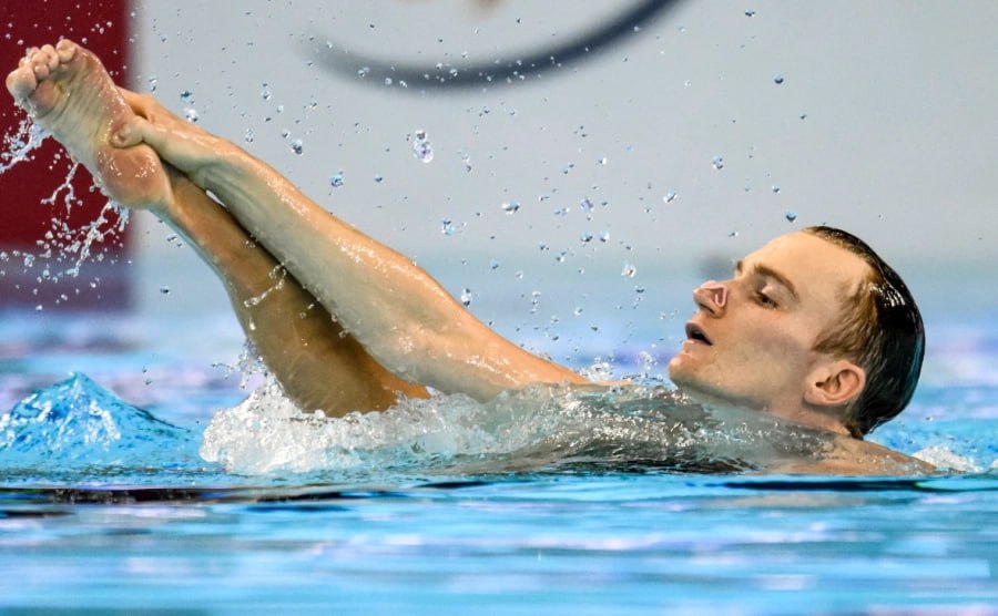 Выигравший три золотых медали на чемпионате мира в Сингапуре Александр Мальцев стал синхронистом года по версии Международной федерации водных видов спорта сообщается на сайте организации Россиянин завоевал золотые медали в технической и произвольной программах в индивидуальных соревнованиях а также вместе с Майей Гурбанбердиевой выиграл техническую программу микст дуэтов В произвольной программе микст дуэтов Мальцев стал вторым в паре с Олесей Платоновой Он получил награду лучшему синхронисту турнира Всего на счету 30 летнего Мальцева семь побед на чемпионатах мира и шесть на чемпионатах Европы за карьеру