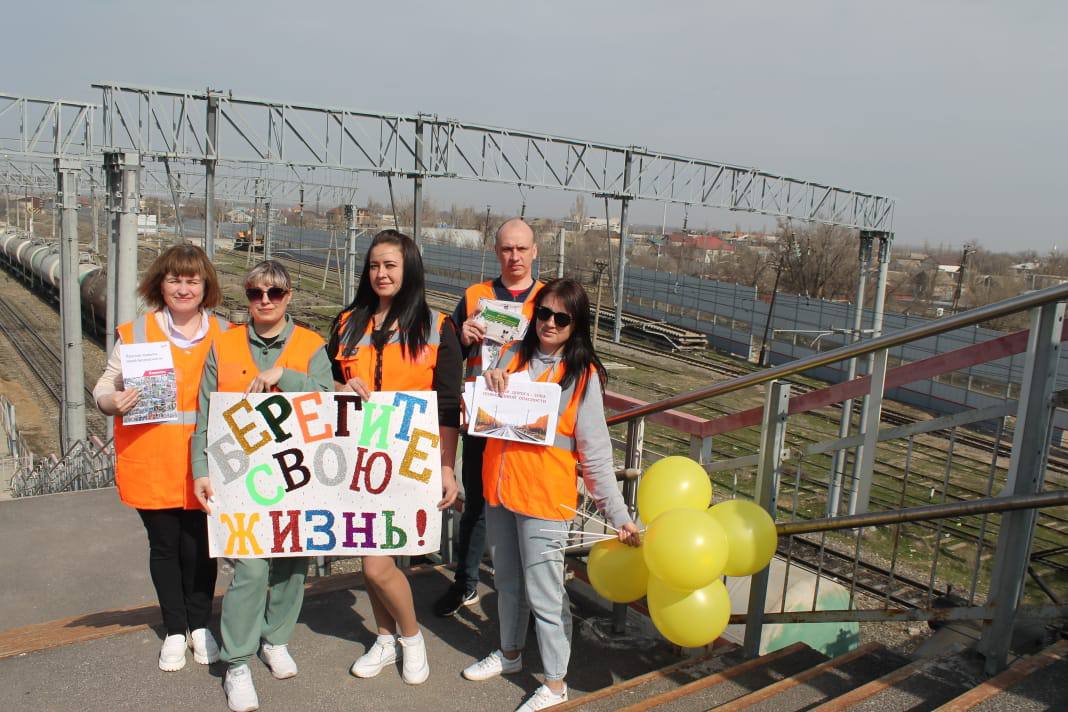 Профилактическая акция «Железная дорога: твой безопасный путь» стартовала на ПривЖД С 2 по 11 июля железнодорожники совместно с сотрудниками правоохранительных органов и транспортной прокуратуры проводят серию мероприятий, направленных на снижение несчастных случаев в зоне движения поездов. В рамках акции планируется усилить информационную работу с жителями Саратовской, Волгоградской и Астраханской областей, а также проводить рейды вблизи травмоопасных участков ПривЖД. ‼ Железнодорожники призывают детей и взрослых к повышенной бдительности вблизи объектов железнодорожной инфраструктуры и напоминают, что железная дорога — зона повышенной опасности! Запрещается: - Переходить железнодорожные пути вне установленных мест; - Перебегать дорогу перед приближающимся поездом; - Подниматься на крышу вагона; - Ходить в наушниках и капюшонах в зоне движения поездов. Для вашего удобства предусмотрены специальные пешеходные переходы, тоннели и мосты! Пользуйтесь ими, берегите себя и близких! Помните, с 18 апреля 2025 года штрафы за нарушение правил поведения на объектах РЖД увеличены.