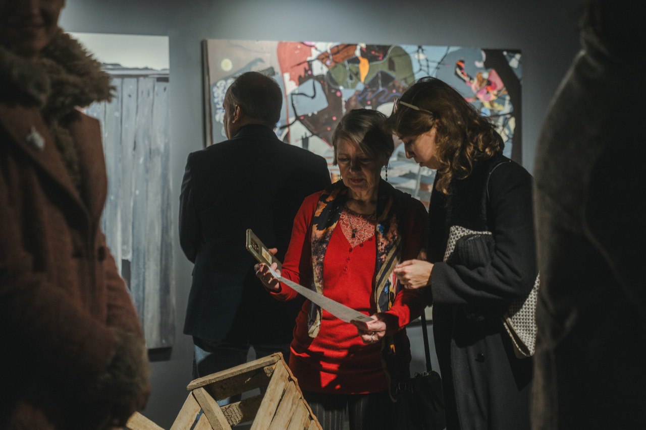 В Петербурге вновь пройдёт всероссийская акция Веди родителей в музей Проект идея которого зародилась в нашем городе начнёт работу с 27 декабря Владельцы Пушкинской карты смогут не только бесплатно посещать музеи театры филармонии и концертные залы но и получить скидку 10 на покупку двух билетов для своих родителей до 11 января Программа Пушкинская карта стала частью нацпроекта Семья поэтому по всей стране создаётся всё больше мероприятий куда можно сходить всей семьёй Акция пройдёт уже в четвёртый раз За это время в ней приняли участие более трёх тысяч учреждений культуры по всей стране Подробности акции и полный список учреждений участников можно найти на сайте национальныепроекты рф