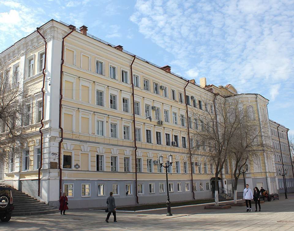 РИА56 Солнцев предложил создать на базе гагаринской лётки в Оренбурге образовательный кампус Предложение прозвучало на совещании у заместителя руководителя Администрации Президента РФ Максима Орешкина Глава региона отметил что данный проект требует федеральной поддержки Речь идет о судьбе здания на улице Советская 1 где с 1955 по 1957 годы учился первый космонавт планеты Земля Юрий Гагарин Тогда оно называлось Чкаловское военное авиационное училище Губернатор Оренбургской области предложил не просто реконструировать здание а создать на его базе образовательный кампус который сможет стать одним из 40 современных кампусов России Поручение по созданию в регионах до 2036 года образовательных центров поставил Президент Глава региона сообщил что этот вопрос взят в работу подробнее на канале РИА56