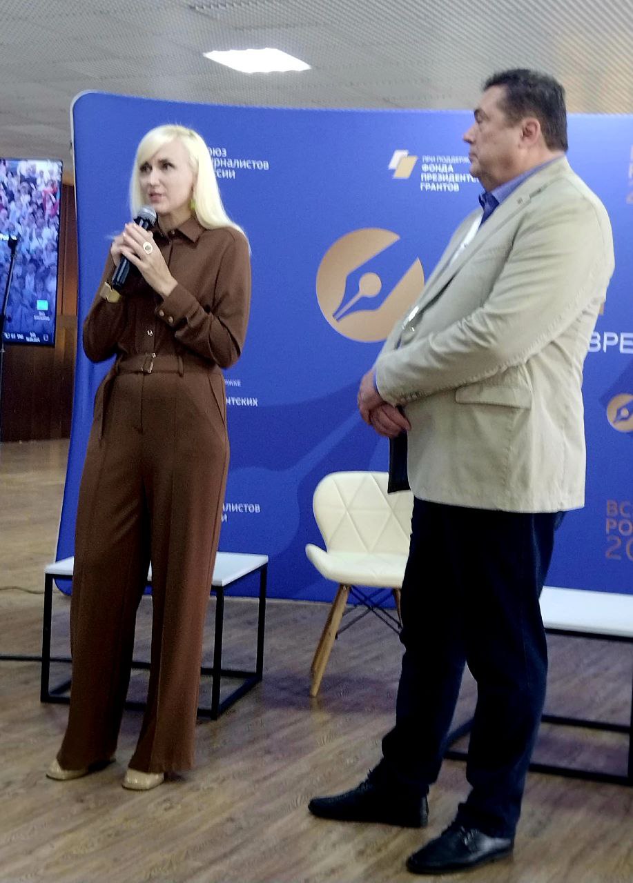 Председатель СЖР Владимир Соловьёв открыл 29 ый форум СМИ Вся Россия в Сочи О выставке Эмоции в кадре памяти фотокорреспондента Владимира Гришина рассказала председатель Пензенского регионального отделения СЖР Юлия Измайлова 26 сентября будет ровно год как не стало Владимира Владимировича По его снимки до сих пор украшают первые полосы газет Сегодня 20 его работ представлены в Выставочном зале гостиницы Жемчужина на форуме в Сочи Это работы которые не могут оставить никого равнодушными Живые эмоции которые передаёт автор отзовутся в сердце каждого отметила Юлия Измайлова и пригласила коллег ознакомиться с экспозицией