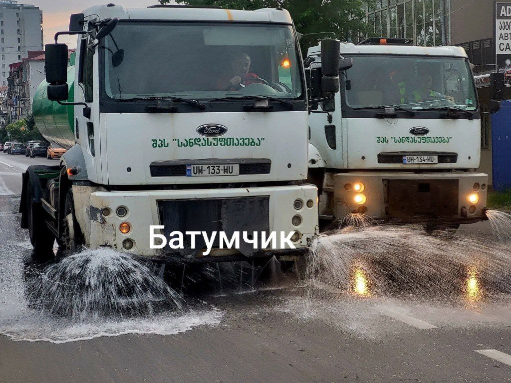 В Батуми ежедневно поливают улицы: работы проходят в активном режиме В Батуми продолжаются регулярные работы по поливу улиц. Муниципальные службы обеспечивают проведение этих мероприятий ежедневно, чтобы улучшить санитарное состояние города, снизить уровень пыли и создать более комфортную среду в условиях летней жары. Полив осуществляется как на центральных, так и на второстепенных улицах — в плановом и активном режиме.