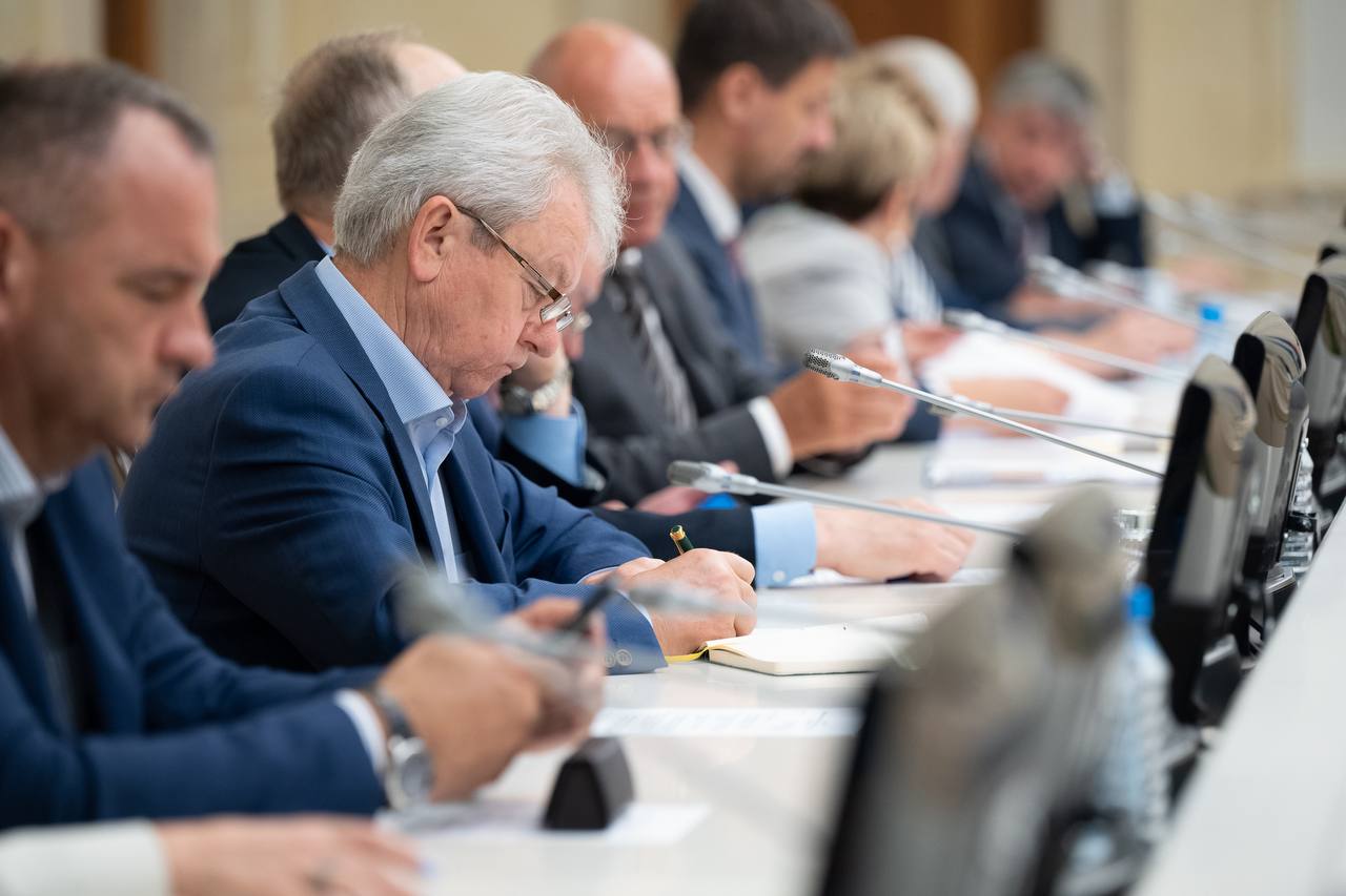 Подписал указ об увеличении с 200 до 300 тысяч рублей премий молодым учёным Свердловской области. Сегодня перед нами стоит важная задача по достижению технологического лидерства. Для этого нам необходимы молодые амбициозные люди и их прорывные идеи. Обсудили это, а также важнейшие тренды развития высшей школы, на которые нам предстоит опираться в будущем учебном году, днём на встрече с ректорами свердловских вузов. В университетах Свердловской области обучается 125 тысяч студентов. Уральские вузы готовят специалистов по самому широкому спектру направлений, способных удовлетворить практически любые потребности экономики и социальной сферы. В Свердловской области ядром инновационной работы является Уральский межрегиональный научно-образовательный центр мирового уровня. Только в прошлом году участники НОЦ получили более 400 патентов, и все они в приоритетных областях. Продолжим работу в рамках научно-образовательного центра. Ещё одно приоритетное направление работы — укрепление связи образования, науки и производства. Считаю, что у нашего региона есть все возможности, чтобы обеспечить технологическое лидерство России во многих отраслях. Я в очередной раз убедился в этом на 15-м юбилейном ИННОПРОМе. Наш ежегодный конкурс на соискание премий губернатора Свердловской области для молодых учёных способствует развитию научной мысли, стимулирует инновационные исследования. По 300 тысяч рублей на конкурсной основе получит каждый победитель в 20 номинациях. Конкурс 2025 года объявим до сентября, ждём новых прорывных открытий. С победителями планирую встретиться лично.