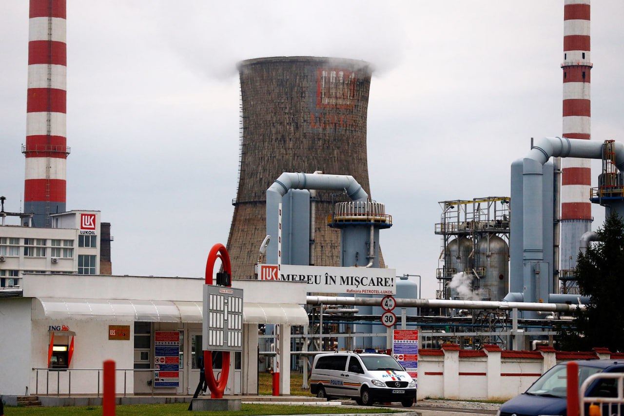 Румыния может купить активы Лукойла в стране Румынское правительство может стать покупателем активов российского Лукойла в стране сообщил советник президента Румынии по экономическим вопросам Раду Бурнете По его словам это один из вариантов который нельзя исключать Но нам нужно понимать что Лукойл самостоятельно принимает решение кому продавать заявил он При этом он подчеркнул что любое решение Лукойла о продаже активов в Румынии будет проходить проверку со стороны правительства Бурнете также отметил стратегическое значение активов российской компании указав что нефтеперерабатывающий завод Лукойла в городе Плоешти обеспечивает около 25 всех нефтеперерабатывающих мощностей в стране Часть производимых на нем нефтепродуктов экспортируется в Молдавию Вопрос о будущем активов Лукойла в Румынии возник после того как в октябре США и Великобритания включили компанию в свои санкционные списки Лукойл сообщил о намерении продать свои международные активы швейцарскому трейдеру Gunvor однако впоследствии он отозвал свое предложение о приобретении Lukoil International GmbH В Румынии Лукойлу принадлежат НПЗ в Плоешти и 320 автозаправочных станций по всей стране