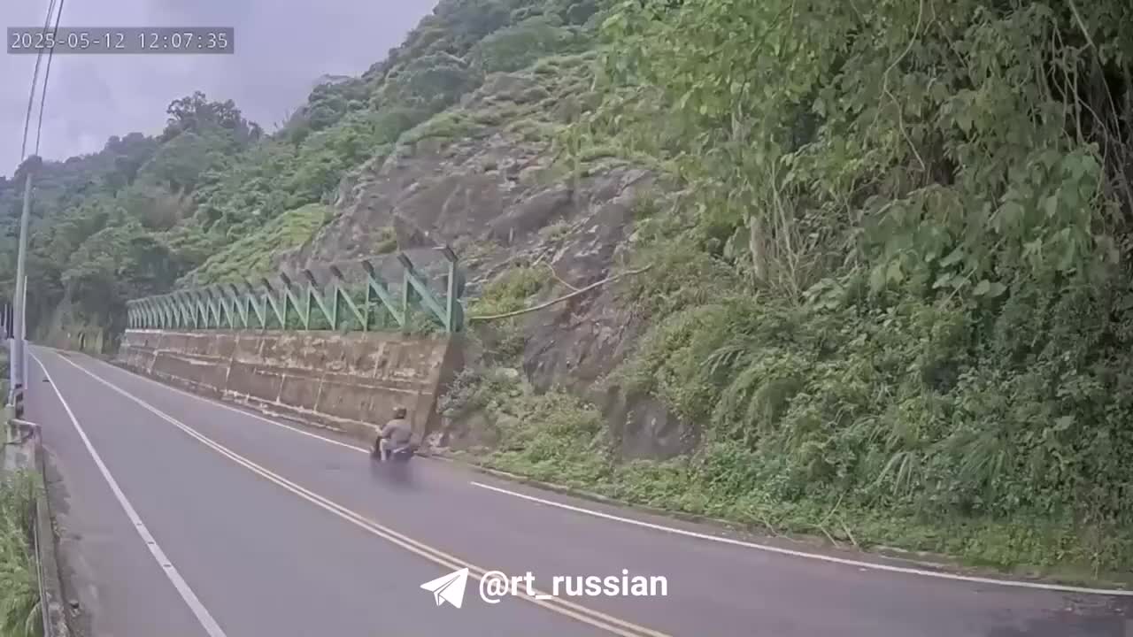 Камнепад на горной дороге в Тайване: автомобили чудом избежали трагедии