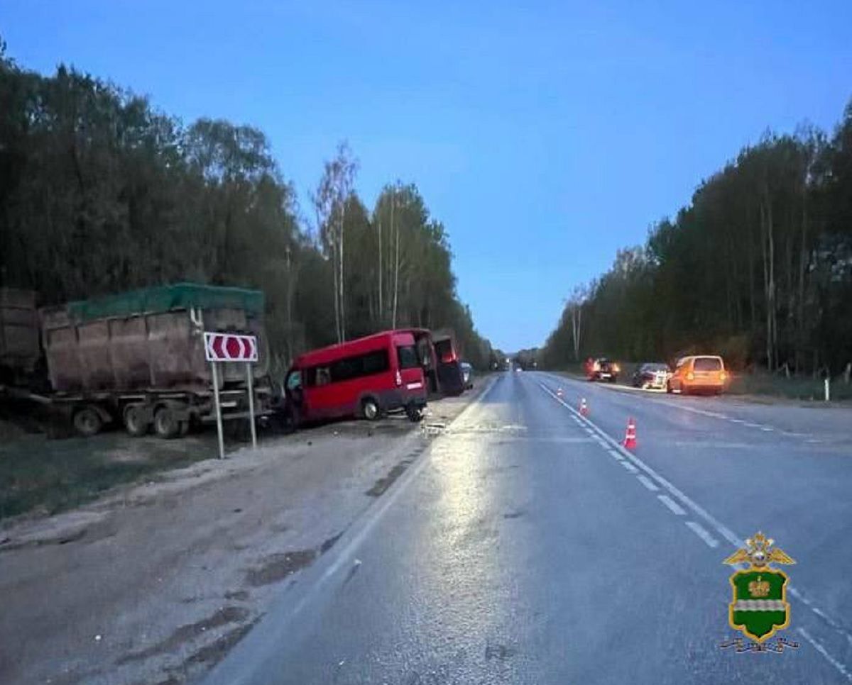 Один человек погиб и 11 травмированы в ДТП с автобусом в Калужской области Фура снесла пассажирский автобус. Авария произошла на 165 км автодороги А-130 в Медынском районе Калужской области ночью, 28 апреля ↗ Прислать новость Подписаться