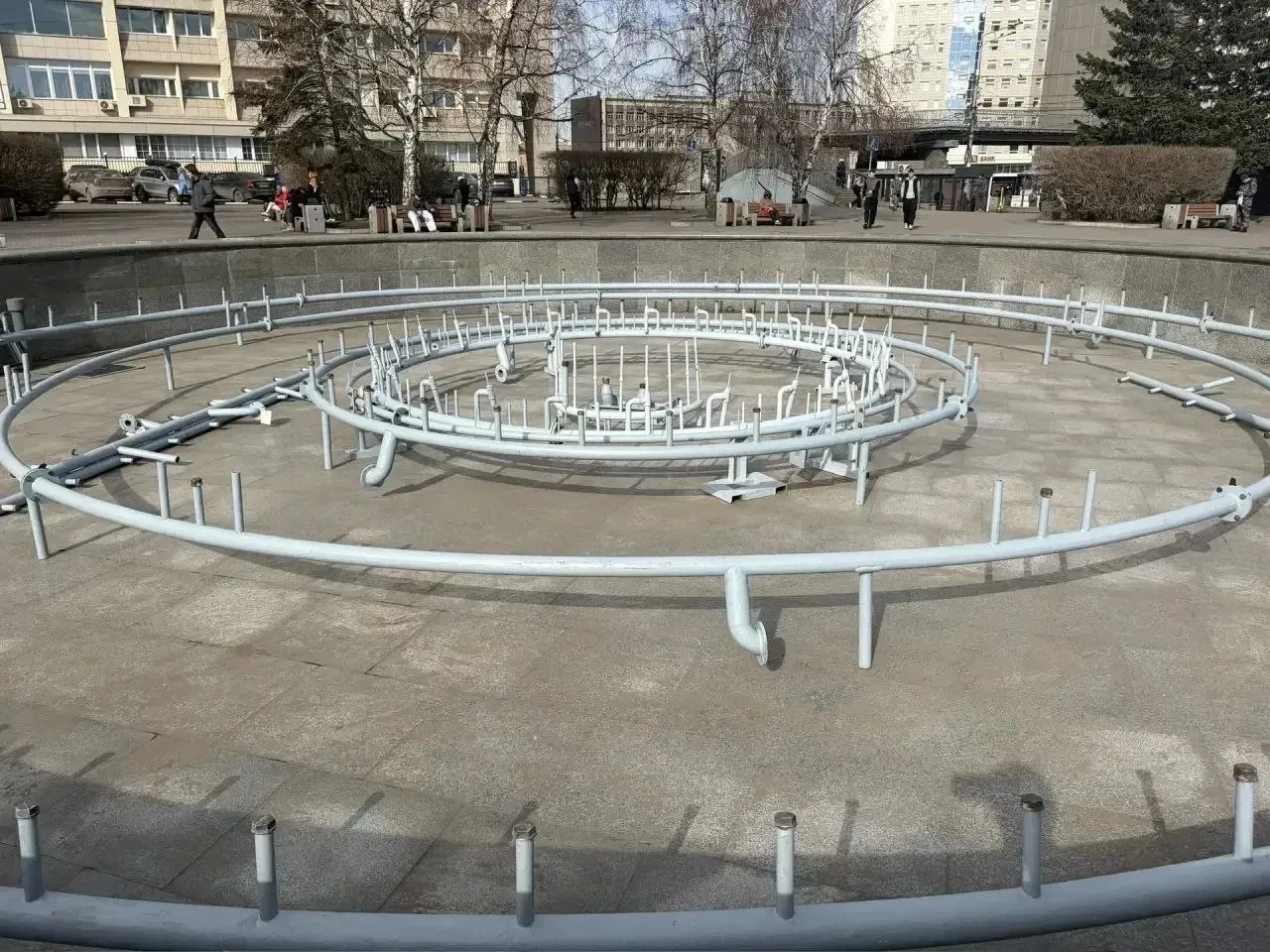 Фонтан на Театральной площади в Красноярске готовят к новому сезону Чаши очистили от грязи и теперь рабочим нужно собрать все конструкции и установить электрическое оборудование светомузыкального фонтана Потом проведут тестовые запуски Всего в этом году в Красноярске будут работать 26 фонтанов Ещё два на улице Копылова 44 и проспекте Свободный 48 останутся на ремонте пишут в управлении зелёного строительства Фонтаны в Красноярске включат в День Победы Фото Управление зеленого строительства eniseytv