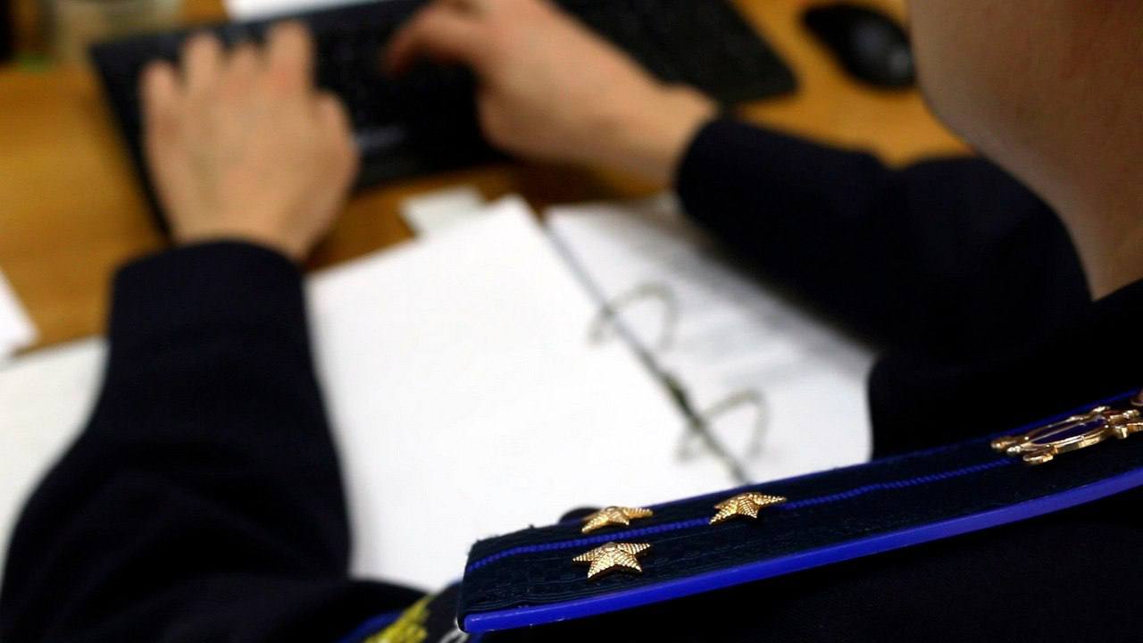 В Ставрополе в отношении местного жителя возбуждено уголовное дело о финансировании экстремистской деятельности Фигурантом стал 46 летний житель краевого центра чью незаконную деятельность выявили и пресекли сотрудники 3 ОРЧ ГУ МВД России по СКФО и УФСБ региона Установлено что мужчина долгое время следил за деятельностью лица признанного иностранным агентом и регулярно смотрел его сомнительный медиаконтент После просмотра очередного ролика фигурант перешел по ссылке прикрепленной в описании и подключил ежемесячную подписку для оказания финансовой помощи Он знал что данная организация признана в России экстремистской и ликвидирована но все равно продолжал перечислять деньги в течение полугода В настоящее время следователями проводится работа по документированию незаконной деятельности мужчины  Полиция Ставрополья напоминает об ответственности за совершение подобных фактов а также призывает граждан быть бдительными и сообщать о любых подозрительных действиях связанных с финансированием запрещенных организаций